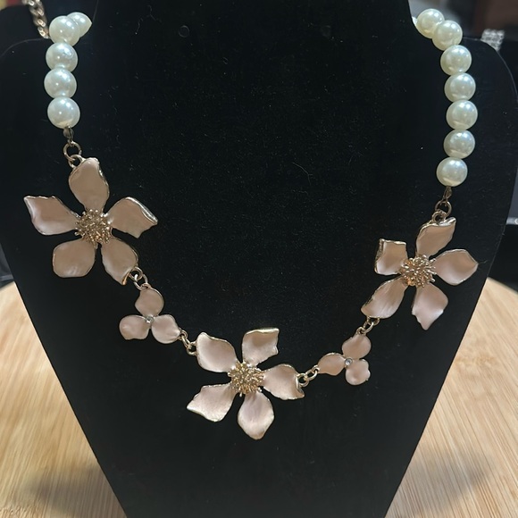 Jewelry - Vintage Faux Pearl Necklace Floral Front Accent.